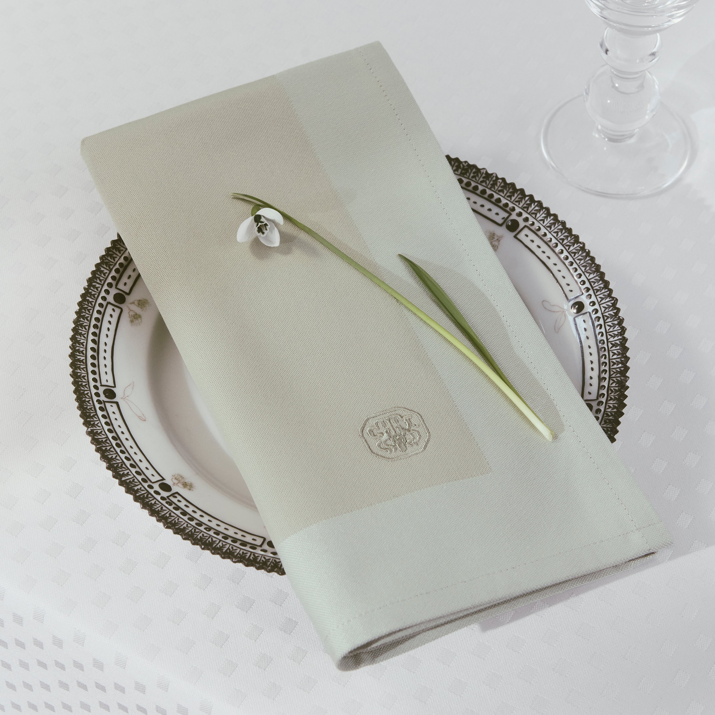2 Damasten servetten met geborduurd logo